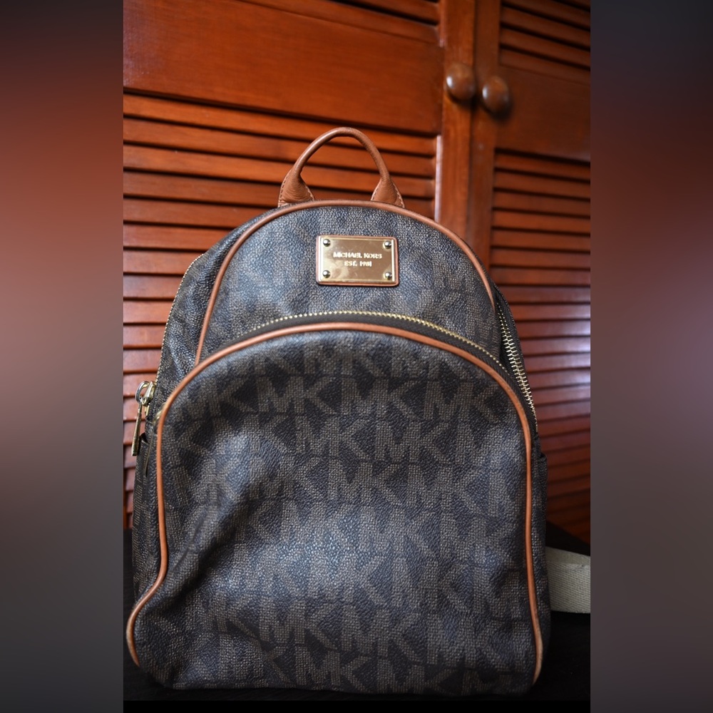MICHAEL KORS
Medium Logo Backpack
